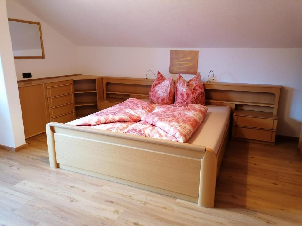 ein Schlafzimmer mit einem großen Bett mit Kissen darauf in der Unterkunft Bichlerhof in Hopfgarten in Defereggen