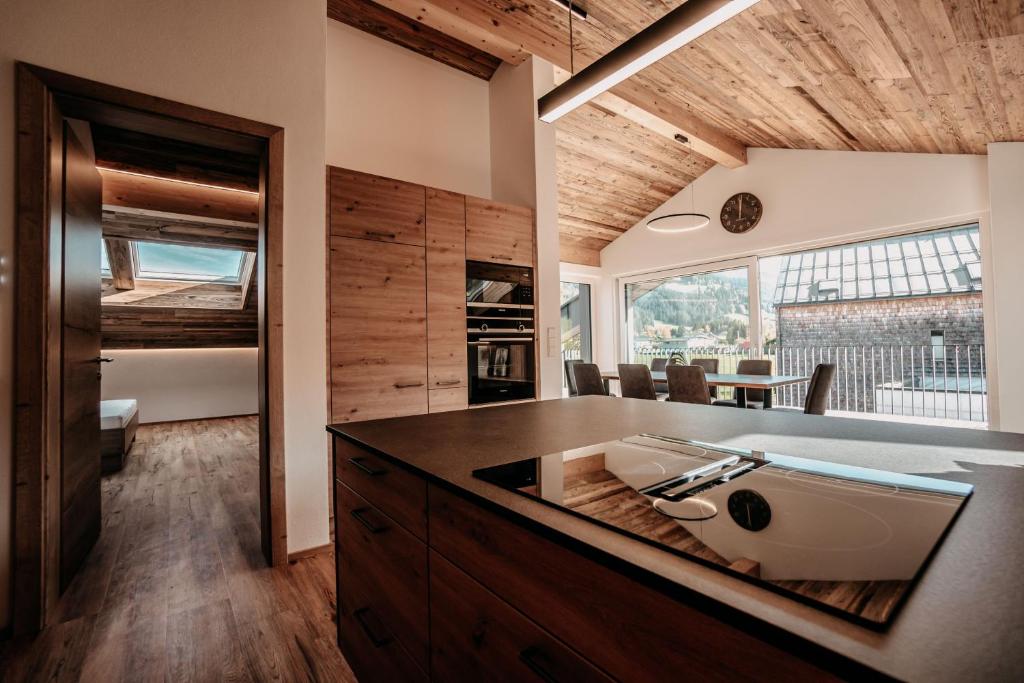 un ampio bagno con vasca al centro di Tanners Chalet Apartments a Altenmarkt im Pongau