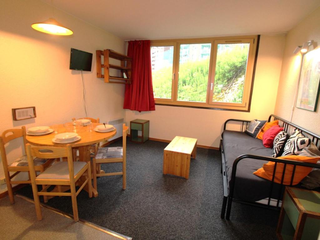 un salon avec une table et un canapé dans l'établissement Charmant T2 pour 4 pers avec coin montagne, ski aux pieds, proche centre, WiFi inclus, Avoriaz - FR-1-633-61, à Morzine