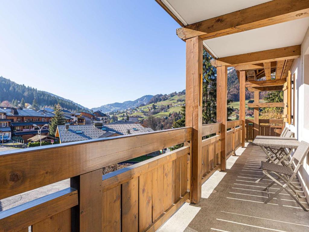 drewniany balkon ze stołem i krzesłem w obiekcie Appartement cosy à Flumet, 3 chambres, balcon sud, Wi-Fi, parking, près des pistes et navettes gratuites - FR-1-595-61 w mieście Flumet