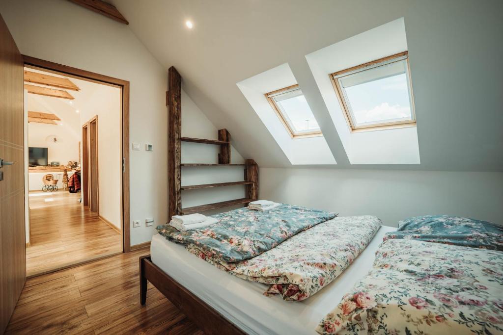 Postel nebo postele na pokoji v ubytování ČÁKYHO KÚRIA - apartmán pre 5 osôb s krbom a saunami