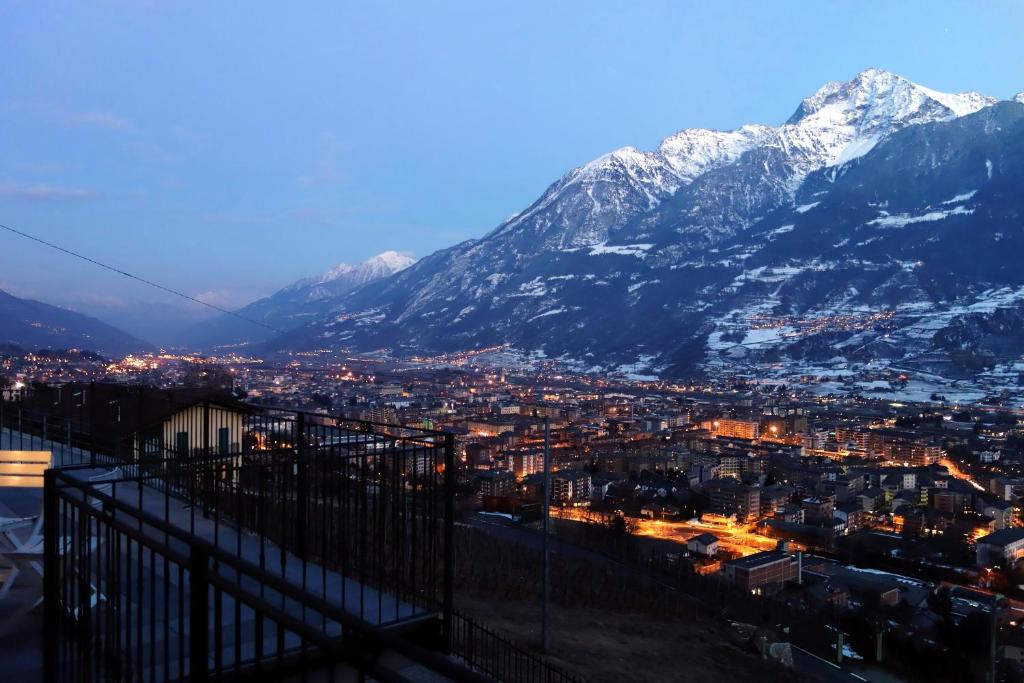 - une vue sur une ville avec des montagnes enneigées dans l'établissement Appartamenti Bioula CIR Aosta n 0247, à Aoste
