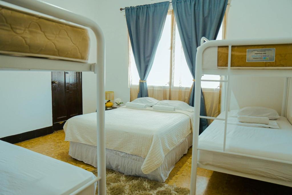 a bedroom with two bunk beds and a window at Hostal Villa Grande in Panama City