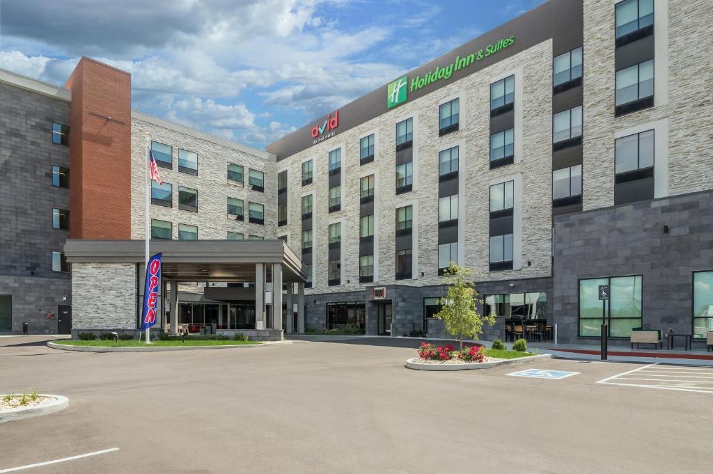 uma representação de um edifício de hotel com estacionamento em Holiday Inn & Suites - Mt Juliet Nashville Area, an IHG Hotel em Mount Juliet