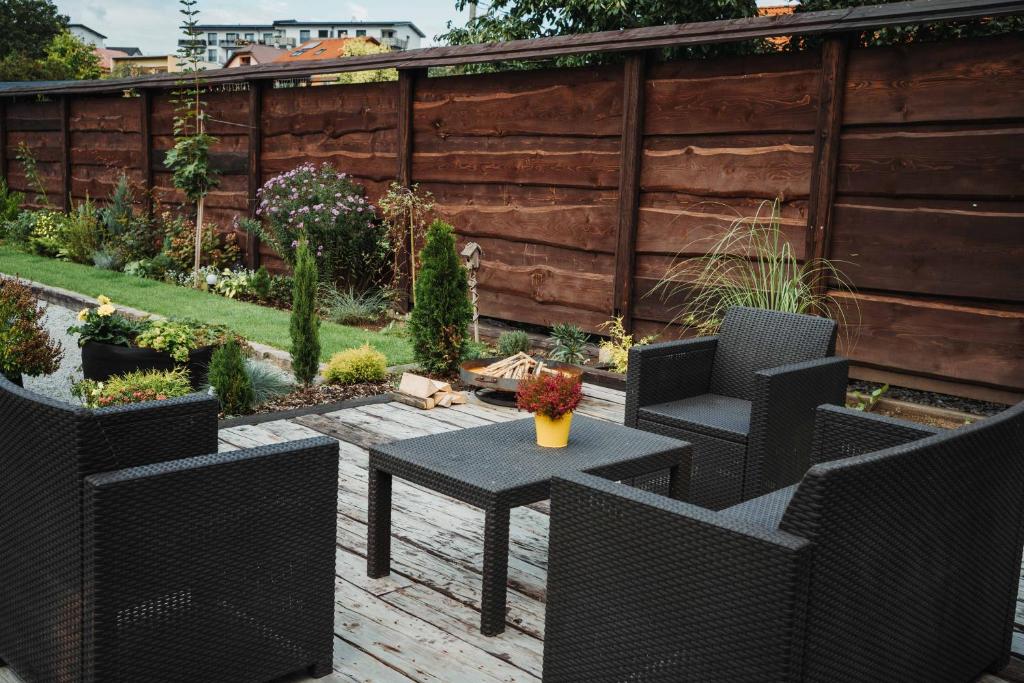 Zahrada ubytování ČÁKYHO KÚRIA - apartmán pre 5 osôb s krbom a saunami