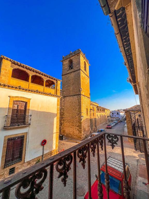 balkon z widokiem na wieżę zegarową w obiekcie VTAR Casa las Tinajas w mieście Baeza