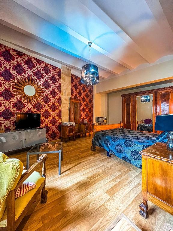 duża sypialnia z łóżkiem i telewizorem w obiekcie VTAR Casa las Tinajas w mieście Baeza