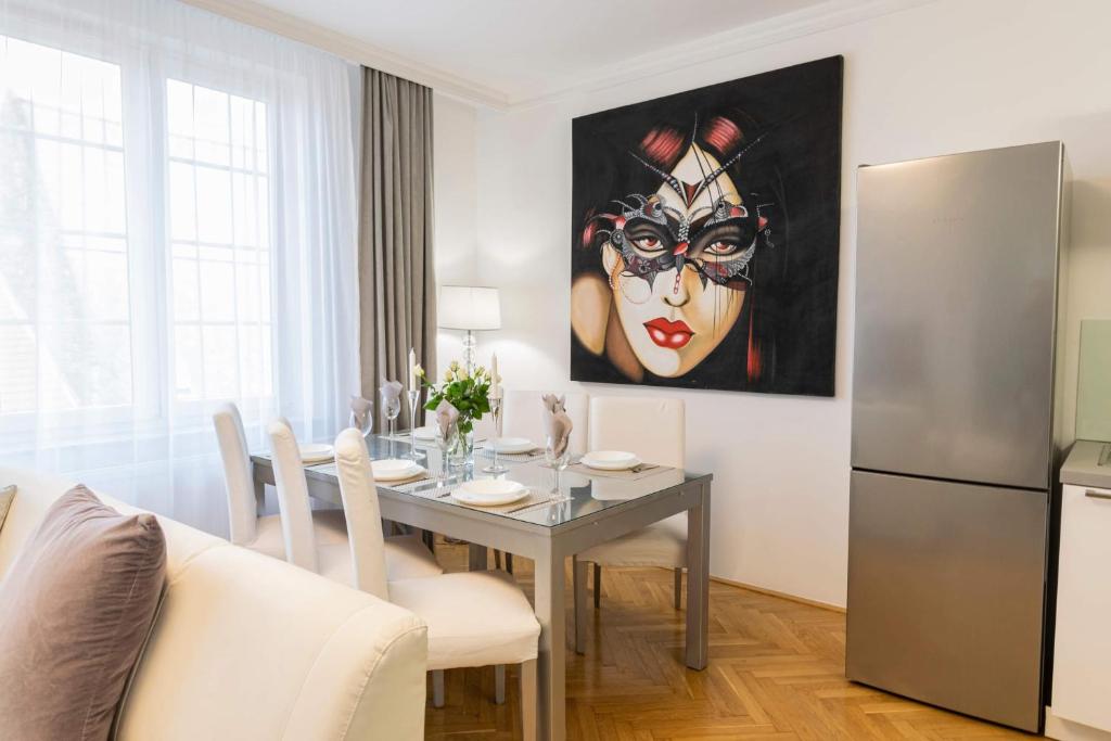 Kuchyňa alebo kuchynka v ubytovaní BUDACASTLE PANORAMIC LUXURIOUS FAMILY APT, FREE PARKING included