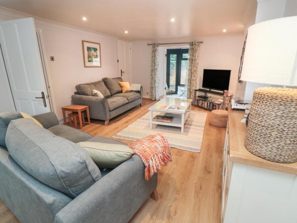 een woonkamer met een bank en een tv bij Salt Cottage in Redcar