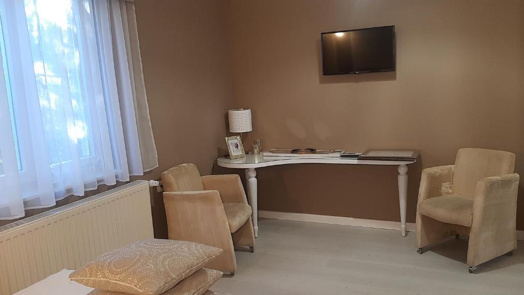 Televízia a/alebo spoločenská miestnosť v ubytovaní Glamour Apartman