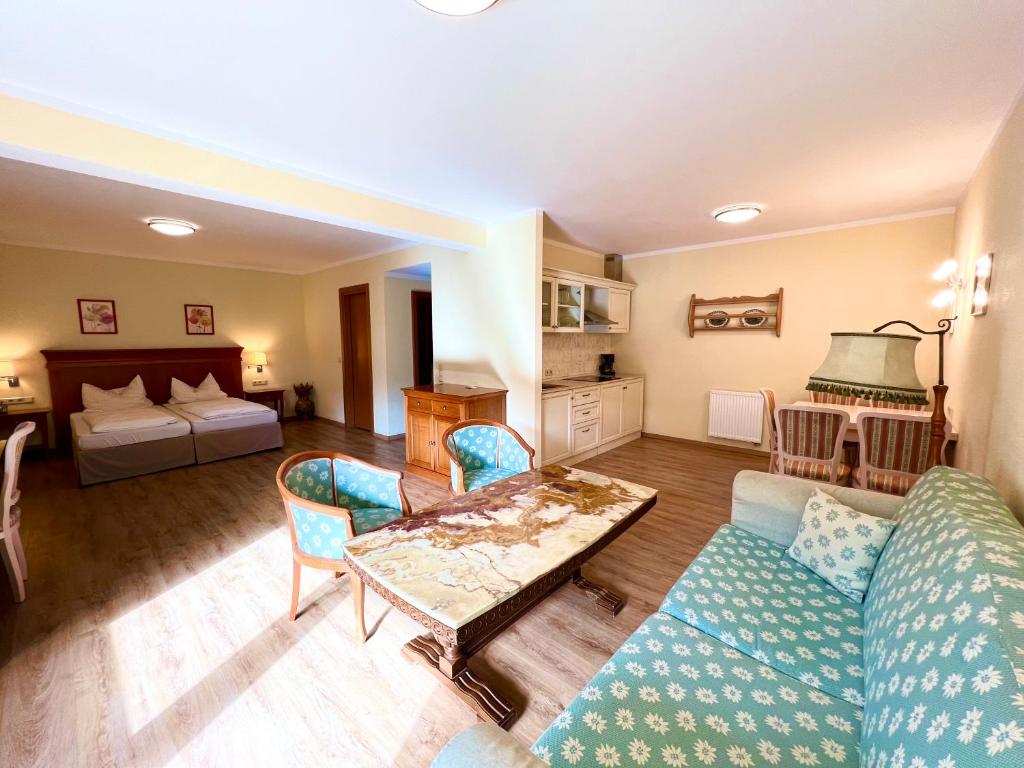 Postel nebo postele na pokoji v ubytování Hotel Bärenstüberl