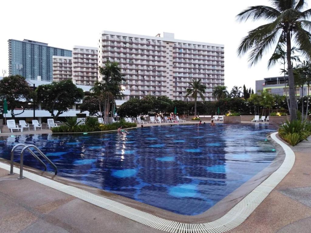 Bazén v ubytování Jomtien Beach Condominium Rimhad A nebo v jeho okolí