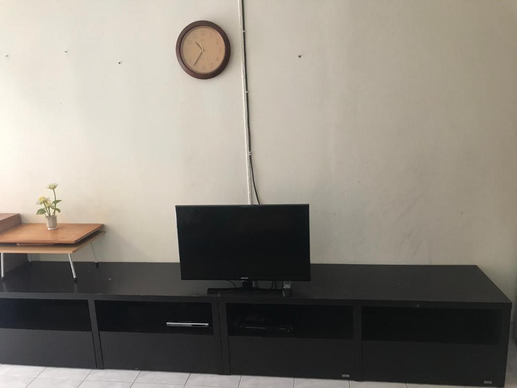 TV a/nebo společenská místnost v ubytování Jomtien Beach Condominium Rimhad A