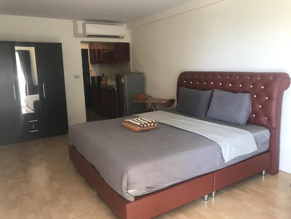 Postel nebo postele na pokoji v ubytování Jomtien Beach Condominium Rimhad A