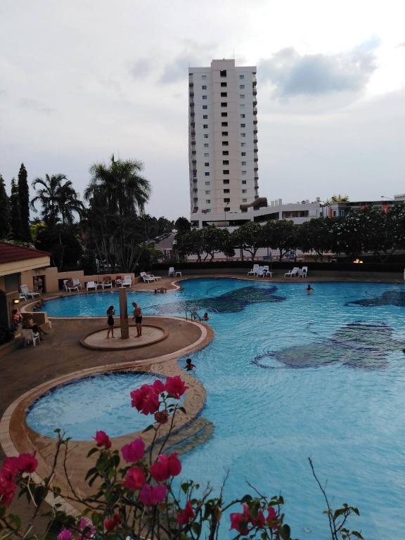 Bazén v ubytování Jomtien Beach Condominium Rimhad A nebo v jeho okolí