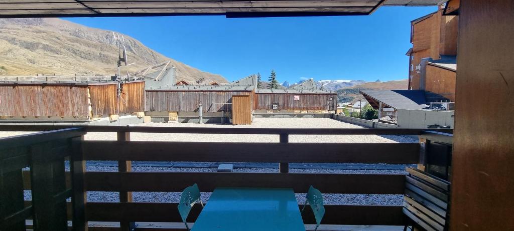 einen Blick vom Balkon eines Gebäudes mit einem Zaun in der Unterkunft Appartement résidence L'Ours blanc chez Jimmy in Huez