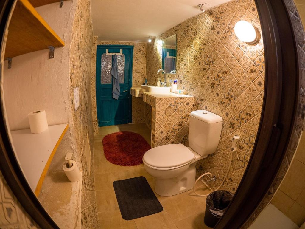 Koupelna v ubytování Shams House