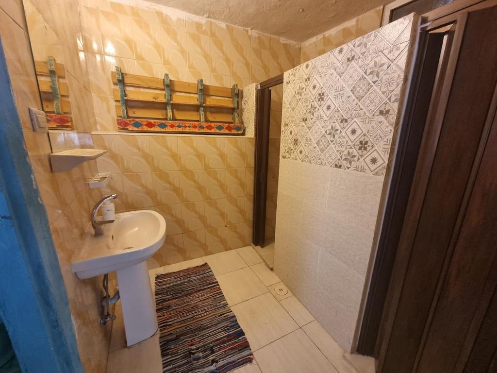 Koupelna v ubytování Shams House