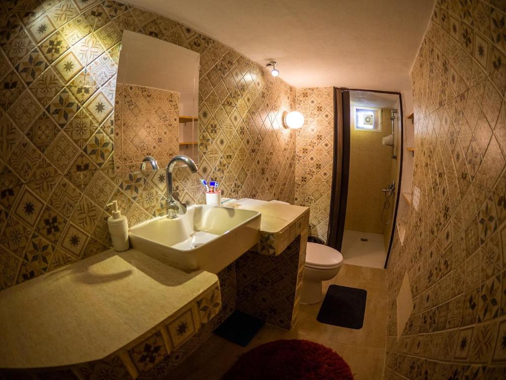 Koupelna v ubytování Shams House