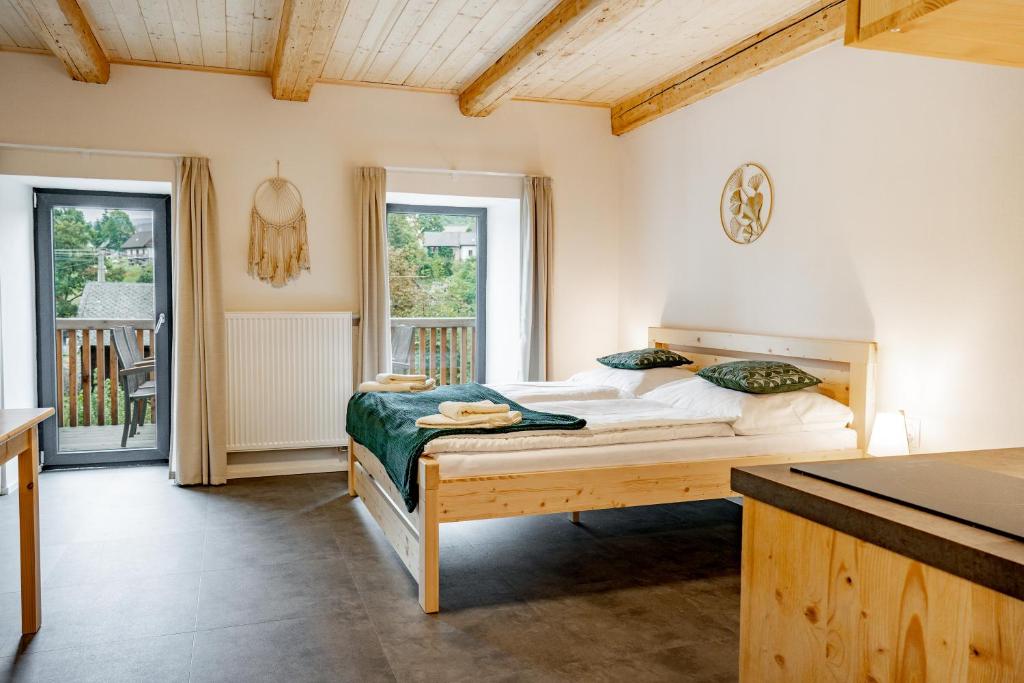 Postel nebo postele na pokoji v ubytování Apartmány NONE
