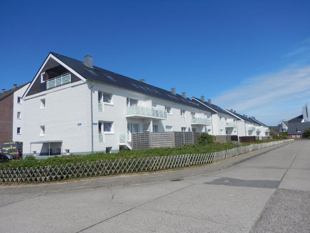 a white house with a fence in front of it at Seestern in Hörnum