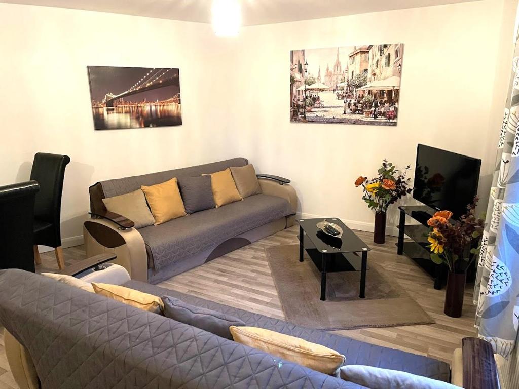 Lovely 1-bedroom serviced apartment sleeps 4 for short or long stay