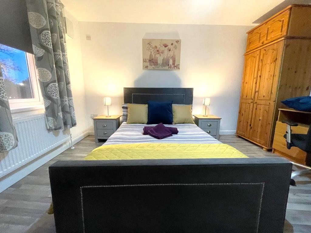 Lovely 1-bedroom serviced apartment sleeps 4 for short or long stay