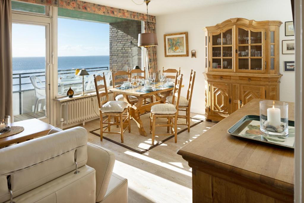 una sala da pranzo con tavolo e vista sull'oceano di Kroatzbärchen a List