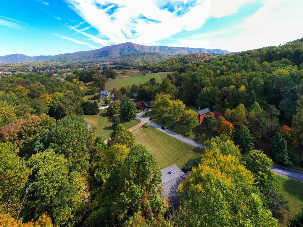 Fotografie z fotogalerie ubytování Ole Smoky BnB - Game Room, Hot Tub, Mtn Views! v destinaci Pigeon Forge