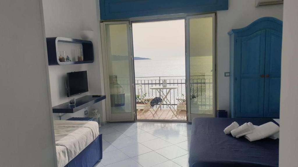 1 dormitorio con cama y vistas al océano en Vient Mpop con terrazza vista mare, en Meta