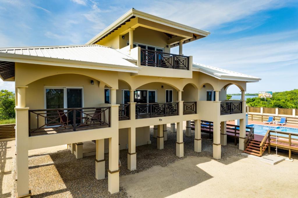 Casa con balcón y piscina en Marsh Madness en Maya Beach