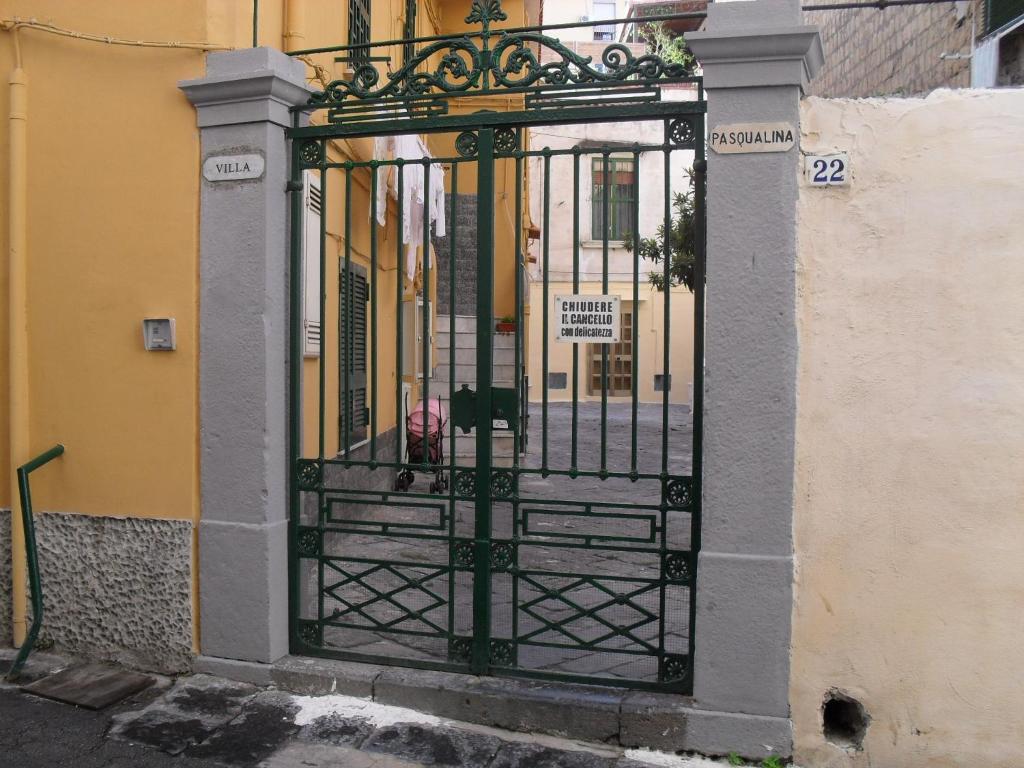 een poort naar een gebouw met een bord erop bij Villa Pasqualina -(Sobrietà e Semplicità) in Portici