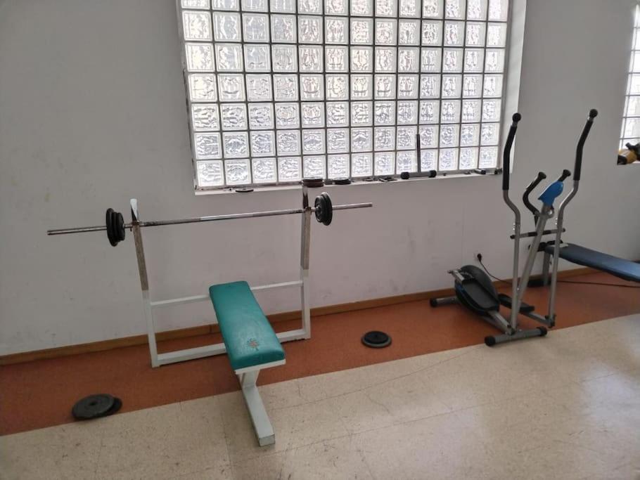 Fitness centrum a/nebo fitness zařízení v ubytování Madrid Wanda Aeropuerto Ifema Plenilunio Dy