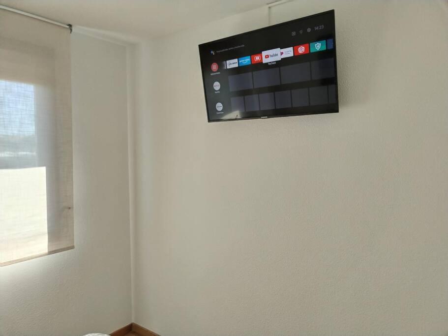 TV a/nebo společenská místnost v ubytování Madrid Wanda Aeropuerto Ifema Plenilunio Dy