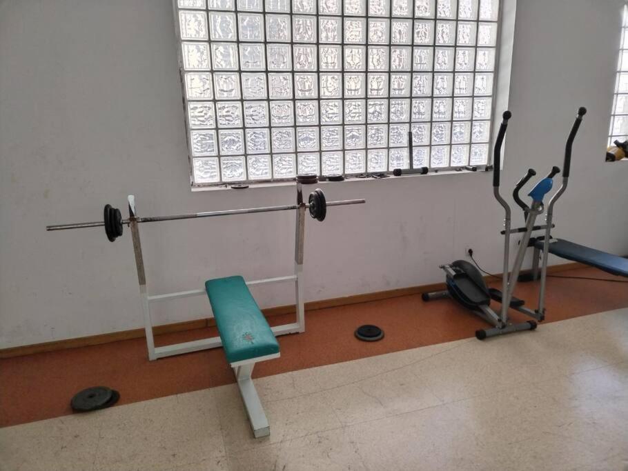 Fitness centrum a/nebo fitness zařízení v ubytování Madrid Wanda Aeropuerto Ifema Plenilunio Dy