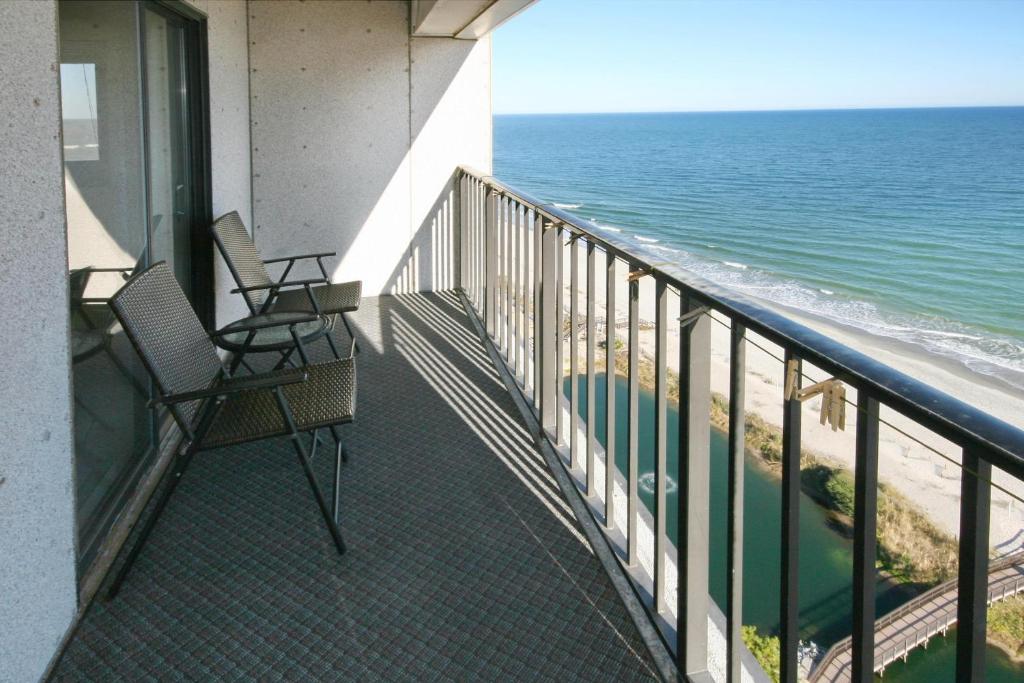 balcone con 2 sedie e vista sull'oceano di Myrtle Beach Resort T1601 a Myrtle Beach
