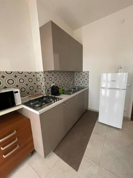 Kuchyňa alebo kuchynka v ubytovaní TERRACE HOUSE appartamento mq 80 adiacente ospedale e clinica