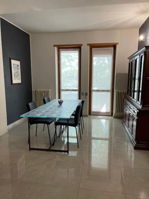 Televízia a/alebo spoločenská miestnosť v ubytovaní TERRACE HOUSE appartamento mq 80 adiacente ospedale e clinica