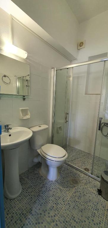 A bathroom at Irini Studios
