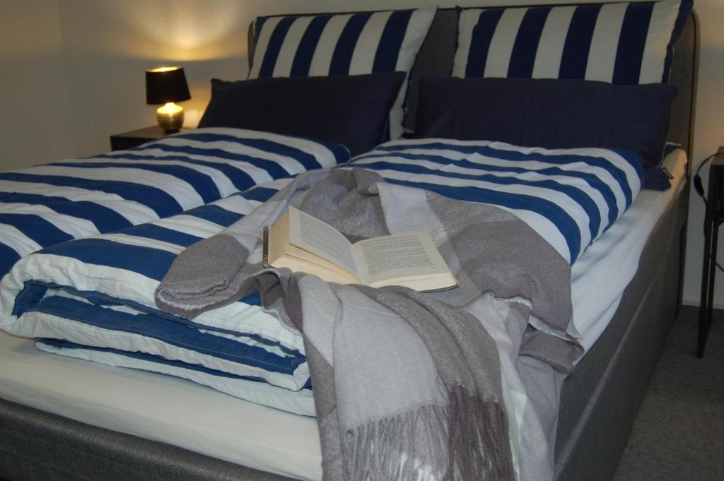 ein Bett mit einem Buch darüber in der Unterkunft Haus Regine in Rendsburg