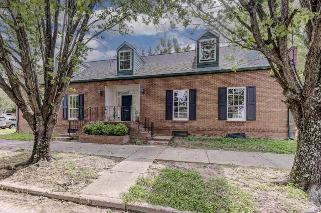 une maison en briques avec deux arbres devant elle dans l'établissement Halpino, à Vicksburg