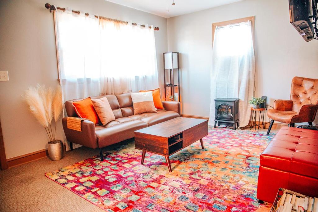 Chestnut View Cottage - 2BR, Private, Quiet, Professional Hosts, Smart TVs, Full Kitchen, and More! - Housity