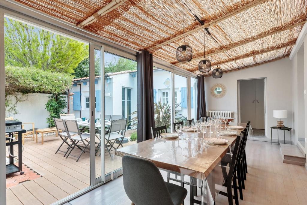 une grande salle à manger avec une table et des chaises dans l'établissement Maison des Illustres - Welkeys, à La Rochelle