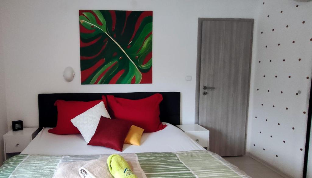 Postel nebo postele na pokoji v ubytování Apartments & rooms Saša