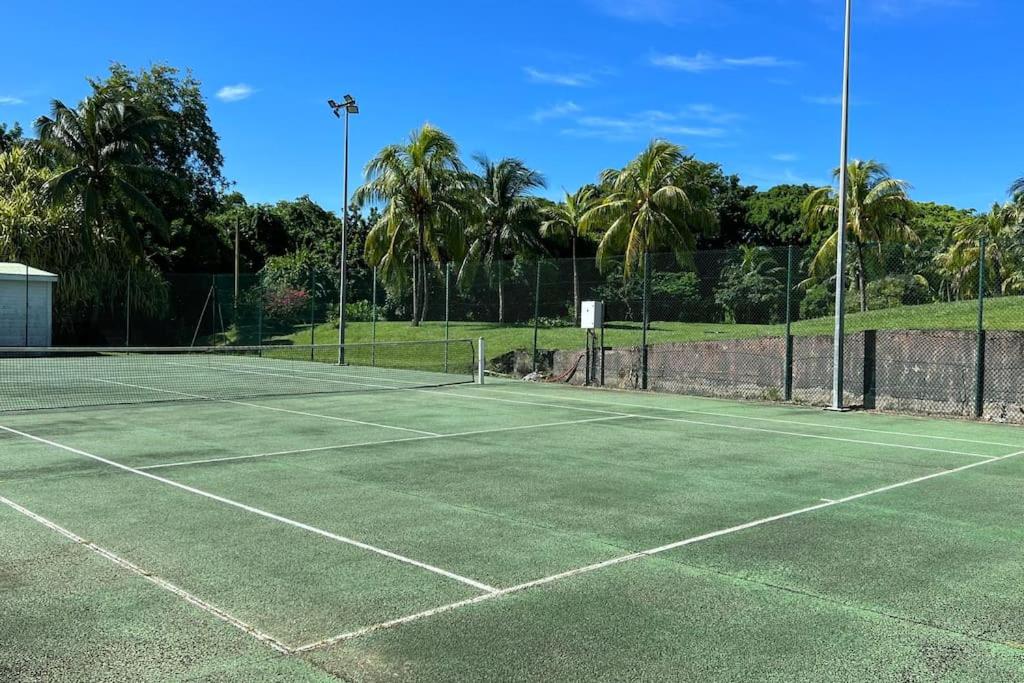 Tenis a/nebo squash v ubytování Studio Ti Paradise - Magnifique vue mer et diamant nebo okolí