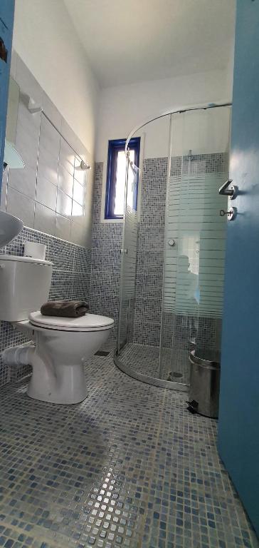 A bathroom at Irini Studios