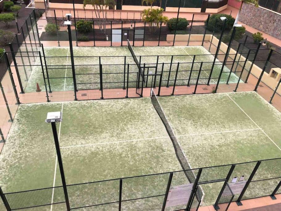 Съоражения за тенис и/или скуош в/до Coqueto apartamento en ARona el PAlm-mar. или наблизо