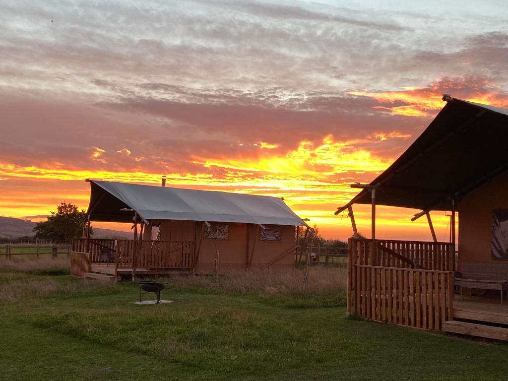 Východ nebo západ slunce při pohledu z luxury tent nebo okolí