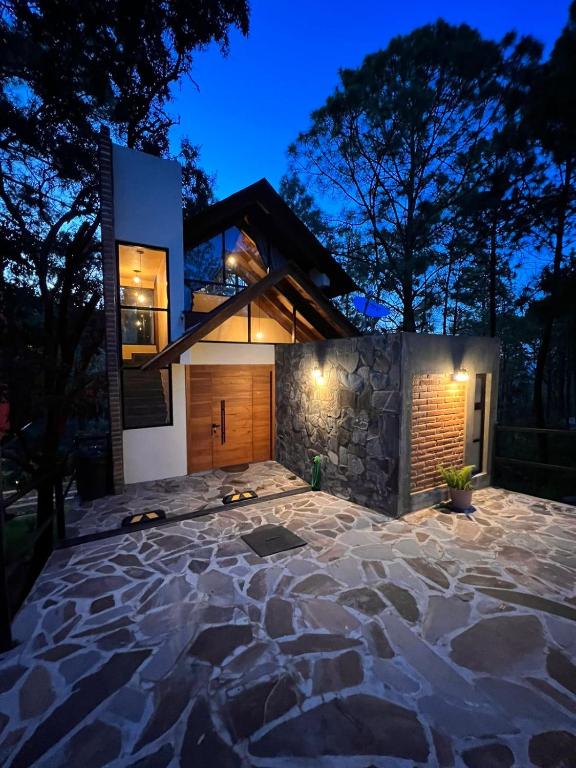 El edificio en el que está el chalet de montaña