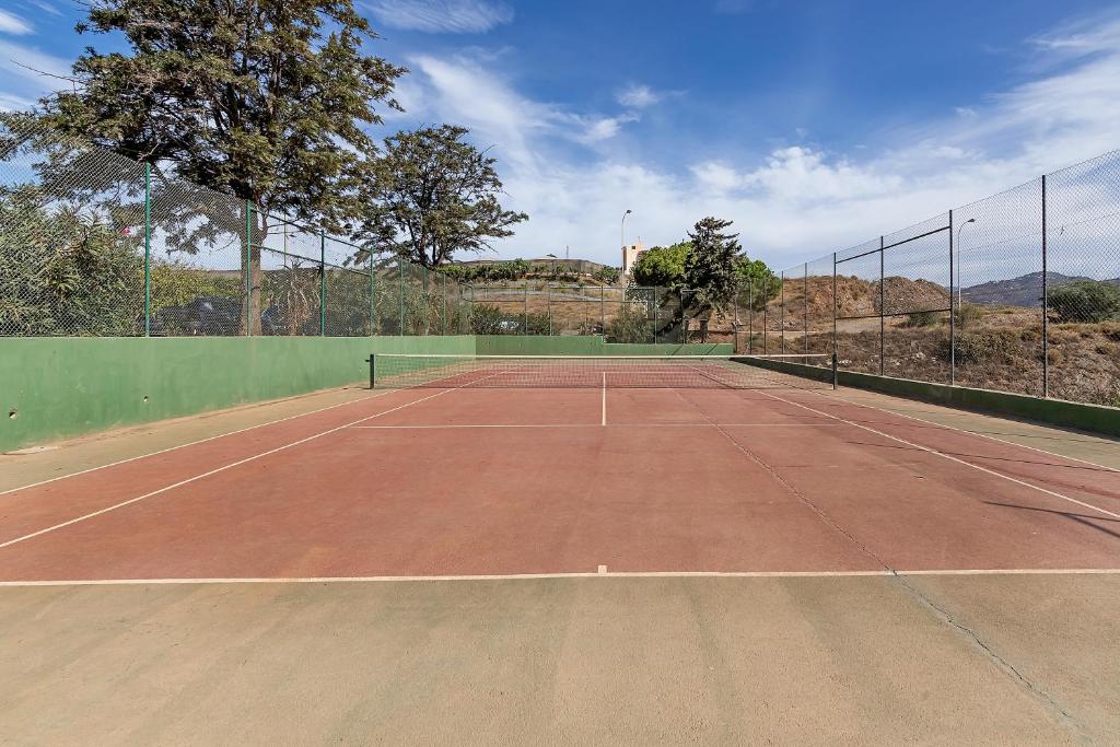 Tennis and/or squash facilities at Sunshine Balcony- La Caleta or nearby